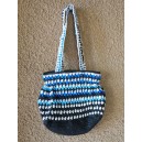 Moyen sac à main avec deux anses en  bleu, blanc et noir, par Rasmata Zongo