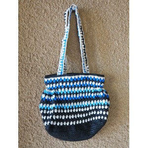 Moyen sac à main avec deux anses en  bleu, blanc et noir, par Rasmata Zongo