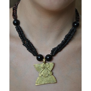 Collier noir avec un pendentif en bronze par Rasmata Ouédraogo