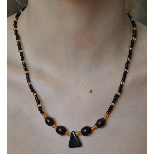 Collier en petites perles noires et oranges par Fati Ouedraogo